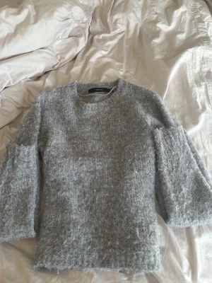 Grå stickad tröja  - Fin grå stickad tröja från Vero Moda. Enkel och stilren modell som passar perfekt till både vardag och finare outfits.  📏 Storlek: 34 🩶 Grå ✨ Fint skick  Skriv gärna vid intresse! 💌