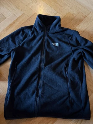 North face fleece - Säljer denna pga att den inte används längre, den är i bra skick och har inga problem alls.