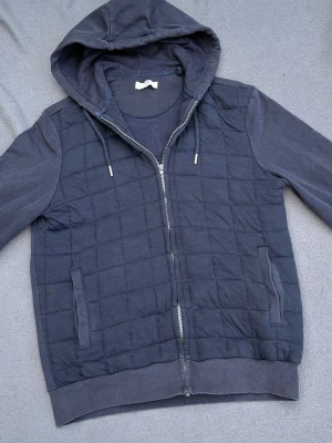 Mörkblå kofta / hoodie - Snygg mörkblå kofta / hoodie. Storlek M sitter som S.