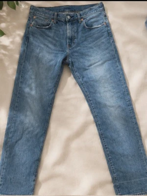Levi’s 502 jeans  - Snygga Levi’s 502 i storlek W30 L32. Klassisk blå denim med en snygg, lätt sliten look. En tidlös modell som passar till det mesta och sitter snyggt på. Fint skick och säljs då de inte längre används. Bara skriva om mer bilder så fixas de