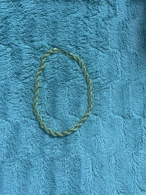 Halsband i guldfärg - Säljer ett snyggt halsband med tvinnad kedja i silverfärg. Halsbandet har en robust karbinhake och känns riktigt stilrent och tidlöst. Perfekt för dig som gillar chunky smycken och vill ha något som sticker ut lite extra. Den är rostfristål och tål vatten. Kan vara 18k platerad (osäker).