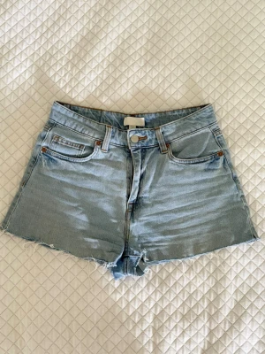 Jeansshorts  - Ljusblåa jeansshorts från H&M i storlek 36. Jättefina och i bra skick 🩳👖🩵