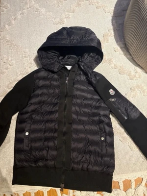 Moncler cardigan - Helt ny cardigan i storlek medium bara provad 2 gånger skriv vid intresse och för fler bilder 