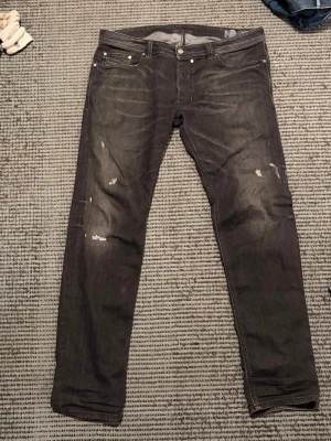 Diesel Jeans - Jeans från Diesel, storlek W36L32 i modellen ’Safado’ vilket är slim-straight passform! de är otroligt fina jeans men känner att det är dags att röra sig ifrån de. de har varit igen mycket, men har otroligt mycket att ge fortfarande. De har blivit lagade i skrevet (bild 4) men det fungerar precis som vanligt, hålet var inte alls stort och har blivit väldigt ordentligt igensytt!! har du en fråga? Skicka ett PM!!!!