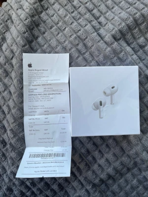 Apple AirPods Pro (2nd Generation) - Säljer ett par vita Apple AirPods Pro (2nd Generation) med laddningsetui och USB-C kabel. Hörlurarna har en stilren och kompakt design i blank plast och levereras i originalförpackning. Perfekta för trådlös musik och samtal.