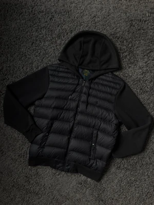Ralph Lauren Cardigan - Säljer svart caridigan från Polo Ralph Lauren med vadderad, quiltad framsida och släta ärmar. Väldigt eftertraktad. I mycket gott skick! 