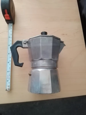 Klassisk mokabryggare i aluminium - Säljer en klassisk mokabryggare i silverfärgat aluminium med svart plastgrepp och lockknopp. Bryggaren har en åttakantig form och är perfekt för att göra espresso på spisen. Enkel att använda och ger riktigt gott kaffe.