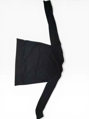 Svart tröja från EA7 Emporio Armani - Snygg svart långärmad tröja från EA7 Emporio Armani med diskret logga på bröstet. Klassisk rak passform och rund halsringning. Perfekt till jeans eller chinos för en clean look. Storlek S men passar också om du tar xs.