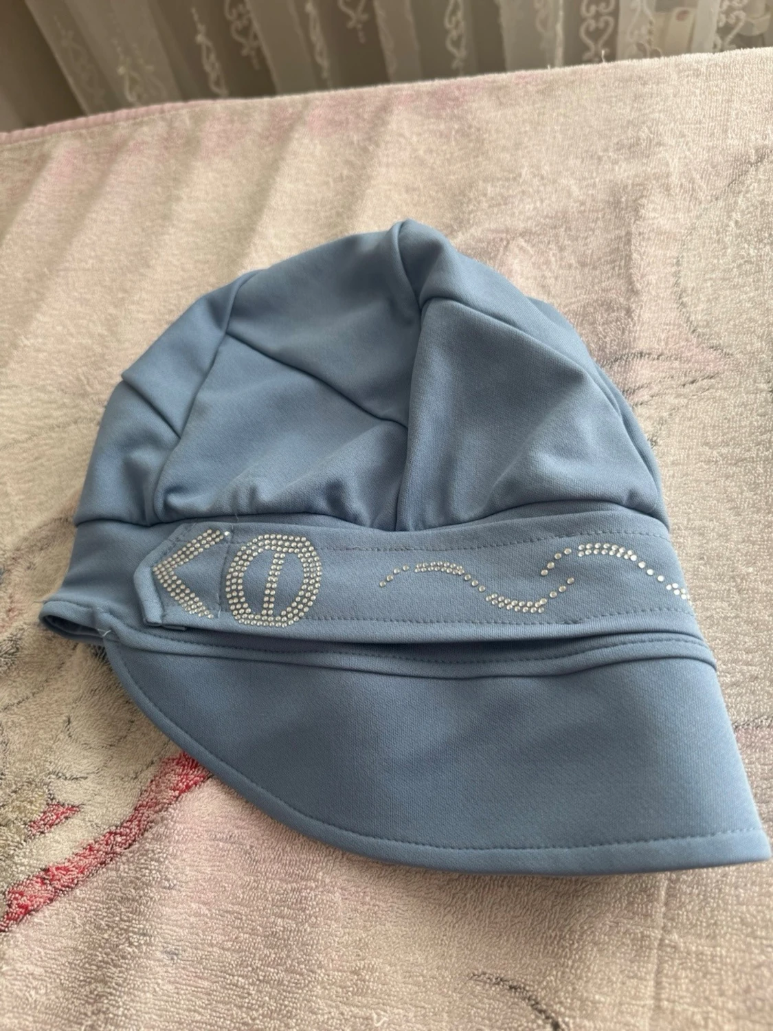 Två turbanhattar med strassdetaljer - 1