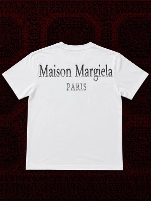 Maison Margiela vit t-shirt med tryck - Skick 10/10 utan tecken på användning | storlek EU XS/S | påsen följer med på köp samt etiketten | pris går att diskutera vid snabbaffär / bundle köp! 