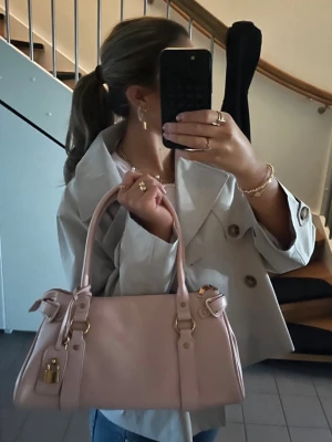 Rosa väska - Rosa väska från primark! Den får plats med typ 2 flodhästar om man skulle vela det. dvs jävligt mycket. Den är helt ny och aldrig använd men prislappen är ej kvar! Säljer för jag kom på att rosa tyvärr inte är min färg😬