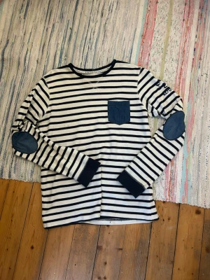 *Unik Hampton republic tjocktröja* - En mycket unik tröja från Hampton republic. Tröjan har mycket snygga armbågslappar samt en väldigt trevlig ficka vid bröstet. Hör av dig vid frågor!