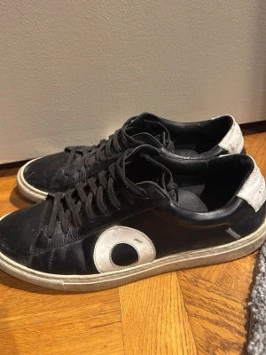 Oliver cabell skor  - Säljer ett par svarta sneakers från Oliver cabell med vit sula och den berömda cirkeln på sidan! Väl använt skick, hör av er vid frågor!