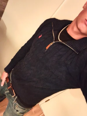 Ralph Lauren quarter zip  - Fin stickad Ralph Lauren quarter zip i väldigt bra skick modellen på bilden är 177cm och den passar bra kanske något liten