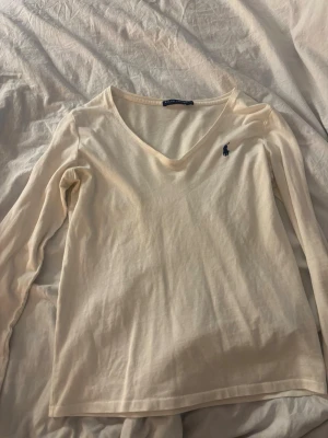Vit långärmad topp från Ralph Lauren - Vit långärmad topp från Ralph Lauren