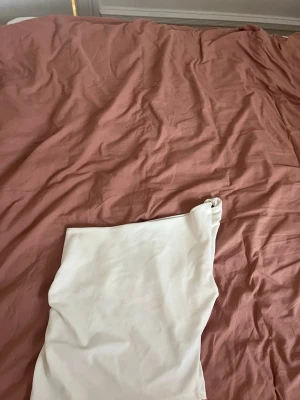 One shoulder topp   - Topp från gina med fina detaljer. Aldrig använd och med prislapp kvar