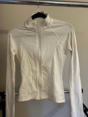 Vit zip-jacka från Gina Tricot - Vit träningströja från Gina Tricot