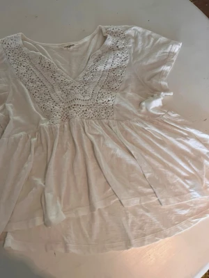 Lucky vit sommar top - Säljer då den inte kommer till användning, använts men i bra skick. Storlek S men lucky brand går stor i storlek så skulle säga M/L