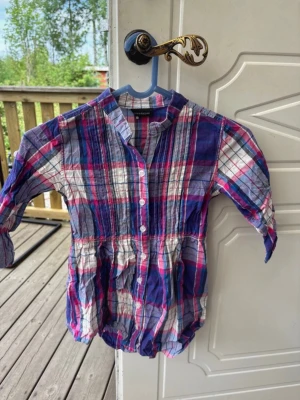 Blus liknande - Blus liknande tröja i storlek 128cm