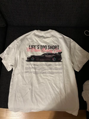 Vit t-shirt med biltryck och text - Säljer en cool T-shirt!!