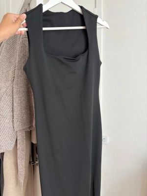 Svart  långklänning - Jättefin svart långklänning. Aldrig använt den, nytt skick. Jättefin på (skriv för bilder på). Verkligen en elegant o classy outfit!