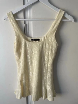 Jättesöt topp från Gina💕💕 - Gul topp från Gina Tricot, i storlek S💕 Är ny utan prislapp!!