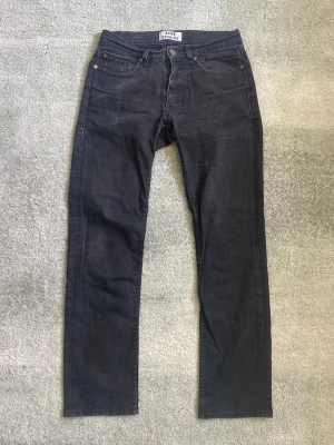 Acne studios jeans  - Ett par snygga svart/grå jeans från acne studios i storlek 29/32 i modellen roc cash. Han på bilden är 179. Fint skick, inga defekter. Har du några frågor? Fråga på