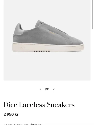 Axel Arigatos Gråa - Snygga grå sneakers från Axel Arigato i mocka med vit sula och minimalistisk design utan snörning. Diskret guldfärgad logga på sidan och bekväm passform. Perfekta för en clean och modern stil.