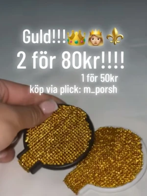 Guldig sminkspegel med glitter - Snygg sminkspegel i rund form med glittrande guldfärgad framsida. Perfekt att ha i väskan för snabba touch-ups. Spegeln har en svart ram och är dekorerad med massor glitter! Vill du se videos på den kolla tiktok: m_porsh0 Välj Två av vilka färger du vill för 80kr Eller köp en för 50kr. Skriv vilka fäger du önskar💗