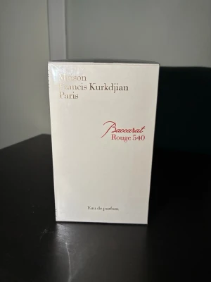 Baccarat Rouge 540 Eau de Parfum - Lyxig parfym från Maison Francis Kurkdjian, Baccarat Rouge 540. Kommer i en elegant vit kartong med guldfärgade och röda detaljer. Eau de parfum som doftar exklusivt och modernt. Perfekt för dig som vill sticka ut med en unik signaturdoft.