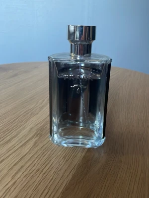 Prada lhomme  - Säljer en väldigt nyköpt Prada lhomme som är mycket lite använd. Den har bara förvarats i ett svalt och mörkt skåp. 