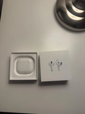 AirPods  - Säljer mina vita AirPods, bra skick, bra ljud så bra hörlurar för billig och bra peng hör av er!