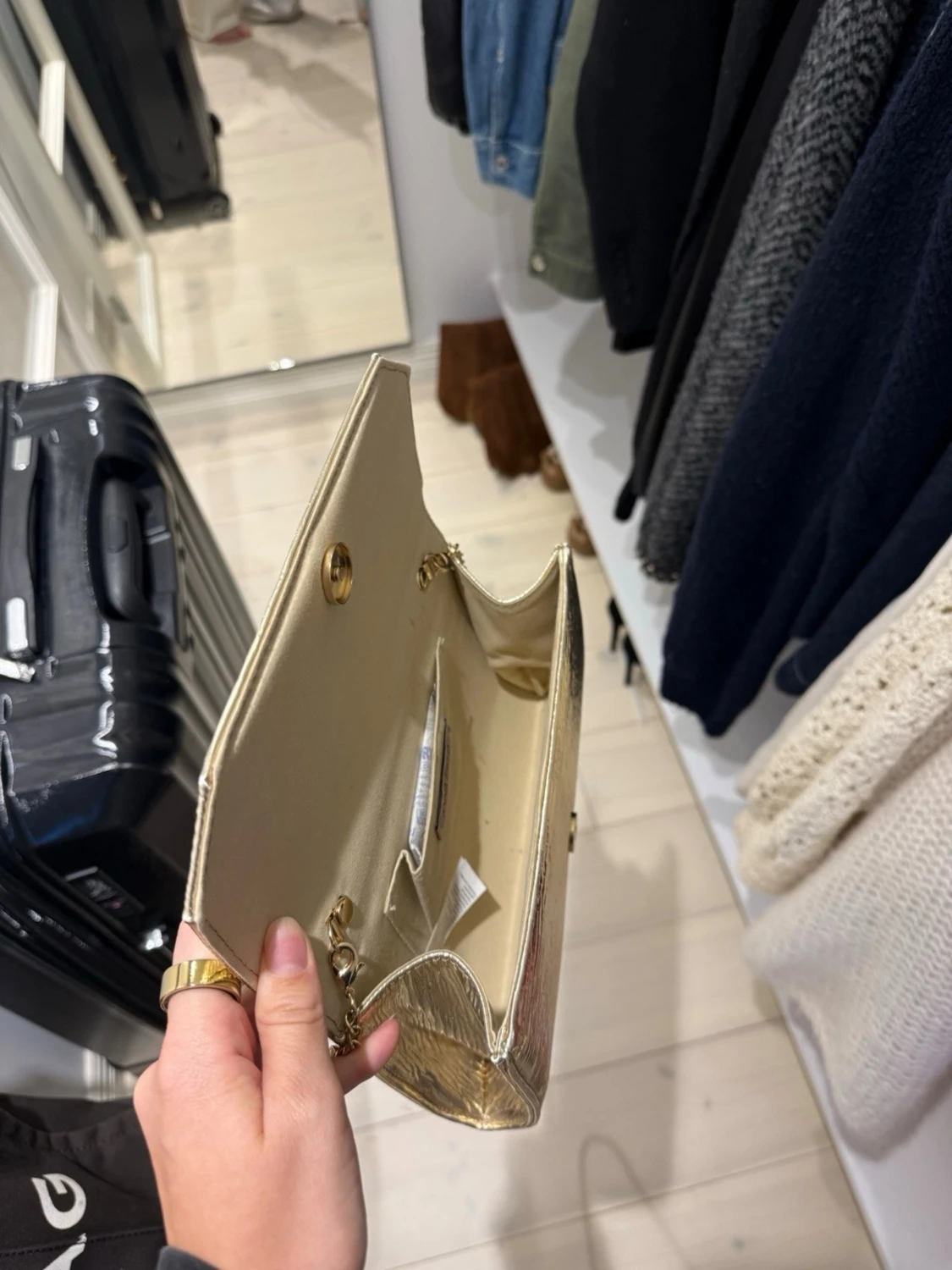 Guldig kuvertväska med kedja - 1