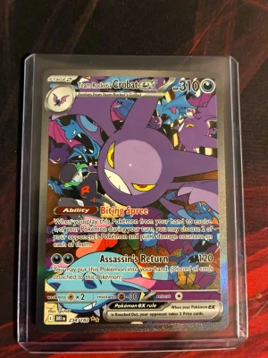 Pokémonkort Team Rocket's Crobat EX - Säljer nu mitt Team rocket Crobat kort. Fick kortet för cirka 1 vecka sedan, sekunden jag fixk kortet har kortet förvarats i en sleeve och en plast sleeve. Kortet har inga tecken på skador alls. Just nu ligger kortet på 630 kr rått. Kortet kommer förmodligen stiga i framtiden eftersom att det är en team rockets serie som blir snabbt eftertraktat.