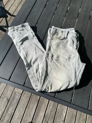 Jack Jones Tim - Säljer ett par Jack & Jones jeans i modellen slim straight Tim. En något svårare modell att hitta, och tycker själv den sitter bättre än glen eftersom dessa inte är lika tajta. Storlek 30/32. Hör av dig vid intresse. 🙌⚜️ Jeansen har inga slitningar eller hål!!!
