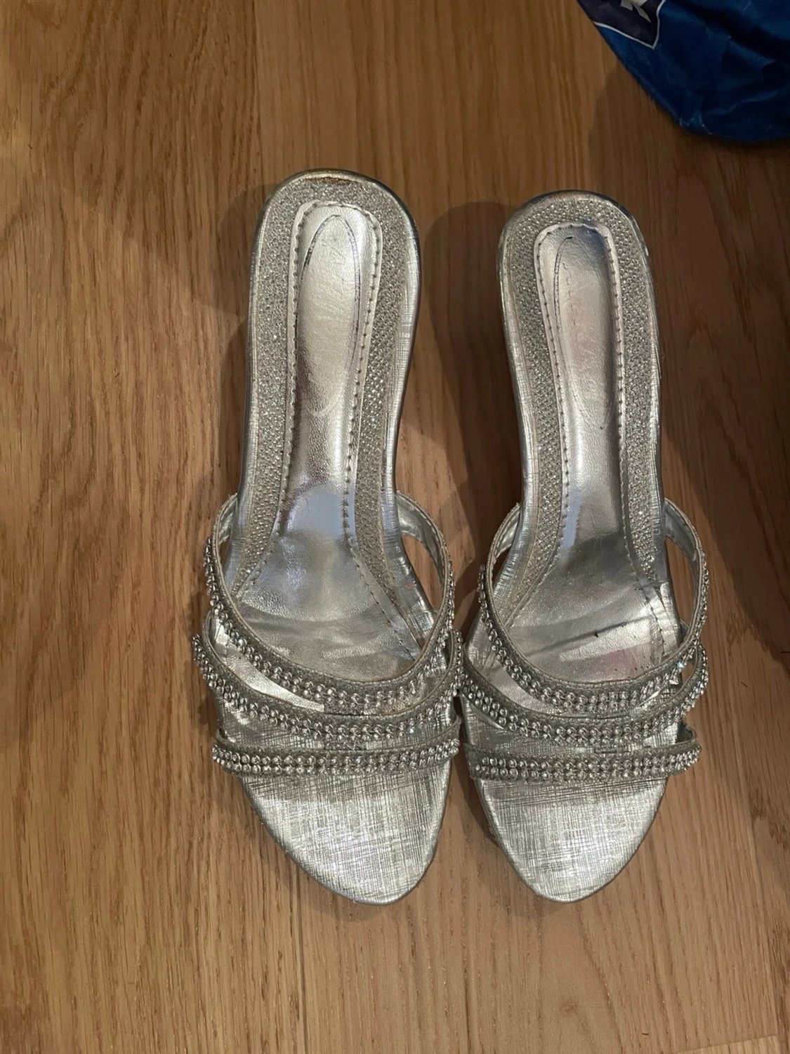 Silvriga kitten heels med strassdetaljer - 2