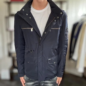 Snoot field jacka - Mycket fint skick, lite smuts på kragen bara men annars prima. Nypris ca 3000kr. Passar dig som är 170-180cm ungefär. Storlek L men sitter som M. Modellen är 185 cm, 75 kg. Alltid billigare pris vid köp av flera varor‼️🙌Svarar alltid på frågor eller funderingar! 