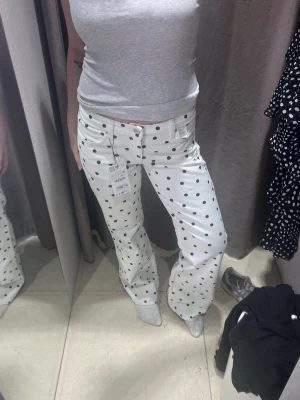 Prickiga jeans  - Prickiga jeans från Zara, använd fåtal gånger 