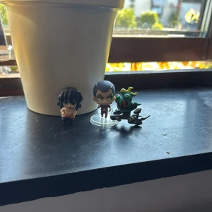 Seriefigurer - Funko Pop-figurer och animefigurer från serierna Demon slayer, Pokemon, Marvel och DC. Inosuke, Harley quinn och Pokemonen kan inte stå upp själva, resten kan utan problem.  50 för allt tillsammans 10kr för en liten, 15 för en medel. Spiderman och rocketraccon är sålda