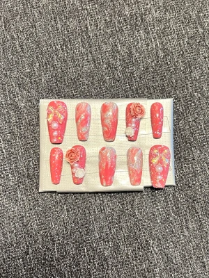 Rosa press-on naglar || Storlek S - Snygga press-on naglar i rosa med glittereffekt i storlek S, dekorerade med 3D-blommor, pärlor och holografiska detaljer. Naglarna har en lång, rak form och ger en lyxig och kreativ look. Perfekt för dig som vill ha något extra till naglarna! Det du får med dig : * Fil och manikyr pinne * nagellim klistermärken * 2 lappar av rengöring för naglar.
