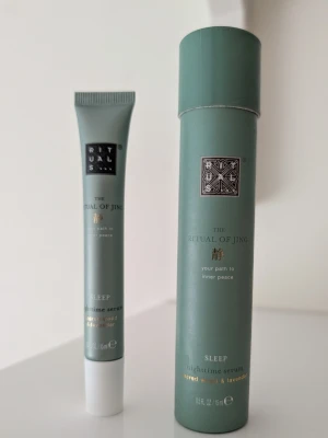 Rituals The Ritual of Jing serum - Endast testad. The Ritual of Jing Sleep Nighttime Serum från Rituals i en stilren grön tub med vitt lock. Innehåller doft av sacred wood och lavendel. Perfekt för kvällsrutinen när du vill varva ner och hitta inre lugn.