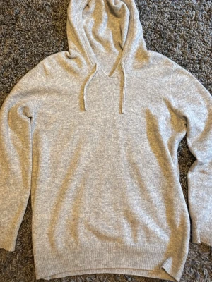 Merinoull hoodie - Säljer en merinoull hoodie i mycket bra skick. Passar någon som brukar bära xs. Hör av er vid frågor och intresse!