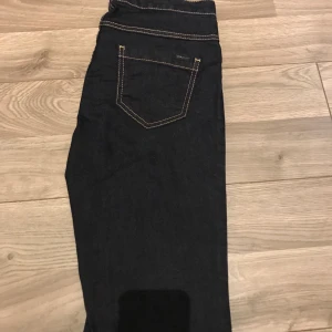 Jeans  - Mörka jeans från Only i strl 28/32. Använda några få gånger. Köparen står för eventuell frakt. 