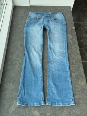 Lågmidjade jeans y2k - Så snygga jeans som tyvärr inte passar mig och har därför ingen bild på! Midjemått tvärsöver: 38cm Midjehöjd: 20cm Inerbens längd: 73cm 💕