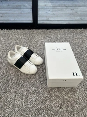 Valentino skor - Säljer nu dessa valentino skor i bra skick endast använda fåtal gånger🙌