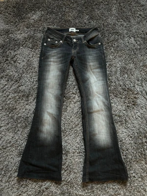 low waist jeans  - RIKTIGT low waist jeans från lager 157 i storlek XS short length! 😍 Gråa i färgen med stentvättad look 🩶 De är uppsydda lite grann, inget som syns.  Passar bra på mig som är 152 cm lång 💕  Modellen Blaze 🔥  Innerbenslängd: 60cm Midjemått: 33cm Använda 2 gånger  Original pris 400kr 💸