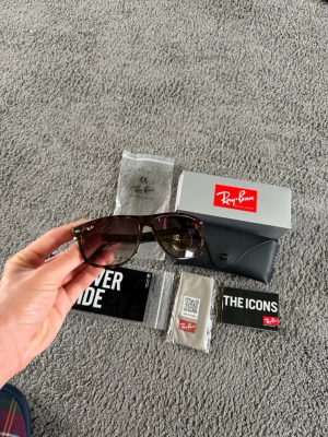 Ray Ban boyfriend  - Ett par ray ban boyfriends. Helt nya Perfekta till sommarn ☀️. Alla tillbehör på bilden medföljer✅ Frågor? Kom dm. Allt gott, mvh Noah
