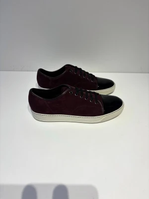 Lanvin DBB1 Patent Captoe Sneaker - Skick: 9/10, sjukt bra skick utan några defekter, både mockan och glansen är i nyskick | Ingår: Skorna | Nypris + - 5000 sek | Sjukt stilrena och perfekta nu till våren och sommaren! | Hör gärna av dig om du har några frågor! 🍾🍾