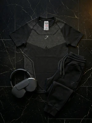 Sällsynt Onyx v4 från Gymshark - Säljer en sällsynt svart Onyx v4 från Gymshark. T-shirten har ett mönster i grått och en diskret logga på bröstet. Sällsynt sort eftersom den slutat produceras. 