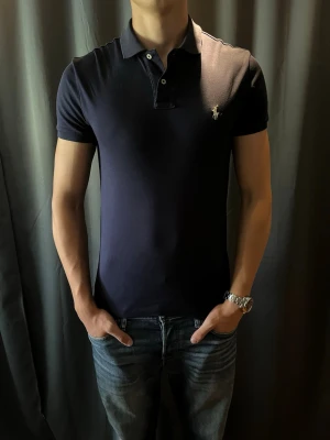 Ralph Lauren piké  - Svart Ralph Lauren piké!                                Storlek: S                                                             Färg: Svart med vit logga                                  Skick: 9/10                                                       Nypris: Runt 1300kr                                                    Hör av er vid frågor o funderingar!